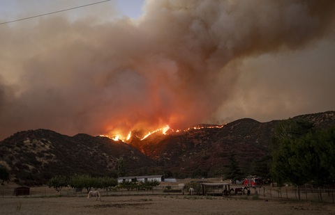 Cháy rừng ở Nam California, gần 8.000 người sơ tán - Ảnh 2. Cháy rừng ở Nam California, gần 8.000 người sơ tán - Ảnh 2.