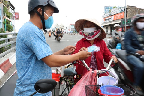 Hội chị em hàng xóm may khẩu trang phát miễn phí cho người dân - Ảnh 8. Hội chị em hàng xóm may khẩu trang phát miễn phí cho người dân - Ảnh 8.