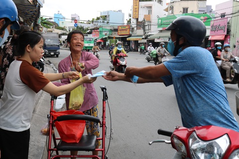 Hội chị em hàng xóm may khẩu trang phát miễn phí cho người dân - Ảnh 6. Hội chị em hàng xóm may khẩu trang phát miễn phí cho người dân - Ảnh 6.