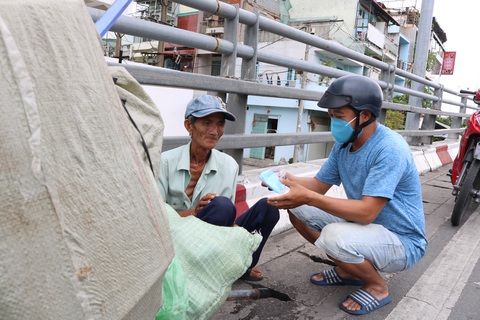 Hội chị em hàng xóm may khẩu trang phát miễn phí cho người dân - Ảnh 7. Hội chị em hàng xóm may khẩu trang phát miễn phí cho người dân - Ảnh 7.