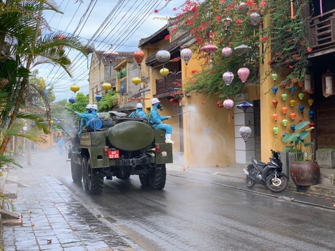 Bộ đội hóa học bắt đầu phun thuốc khử trùng tại phố cổ Hội An - Ảnh 3. Bộ đội hóa học bắt đầu phun thuốc khử trùng tại phố cổ Hội An - Ảnh 3.