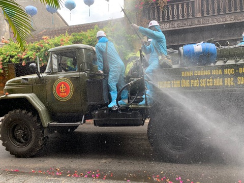 Bộ đội hóa học bắt đầu phun thuốc khử trùng tại phố cổ Hội An - Ảnh 4. Bộ đội hóa học bắt đầu phun thuốc khử trùng tại phố cổ Hội An - Ảnh 4.