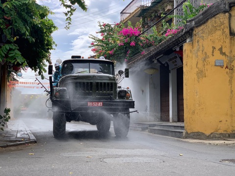 Bộ đội hóa học bắt đầu phun thuốc khử trùng tại phố cổ Hội An - Ảnh 5. Bộ đội hóa học bắt đầu phun thuốc khử trùng tại phố cổ Hội An - Ảnh 5.
