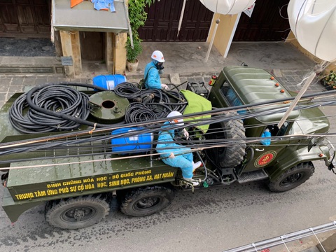 Bộ đội hóa học bắt đầu phun thuốc khử trùng tại phố cổ Hội An - Ảnh 9. Bộ đội hóa học bắt đầu phun thuốc khử trùng tại phố cổ Hội An - Ảnh 9.