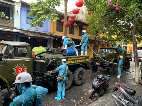 Bộ đội hóa học bắt đầu phun thuốc khử trùng tại phố cổ Hội An - Ảnh 12. Bộ đội hóa học bắt đầu phun thuốc khử trùng tại phố cổ Hội An - Ảnh 12.