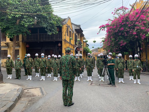 Bộ đội hóa học bắt đầu phun thuốc khử trùng tại phố cổ Hội An - Ảnh 13. Bộ đội hóa học bắt đầu phun thuốc khử trùng tại phố cổ Hội An - Ảnh 13.