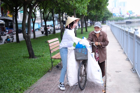 Diệu Nhi đi nhặt, xin chai lọ giúp ông bà cụ nhặt ve chai - Ảnh 2. Diệu Nhi đi nhặt, xin chai lọ giúp ông bà cụ nhặt ve chai - Ảnh 2.