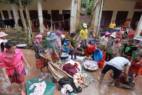 Bản Mông nghèo gom tiền, gạo, thóc cho giáo viên vùng lũ Điện Biên - Ảnh 2. Bản Mông nghèo gom tiền, gạo, thóc cho giáo viên vùng lũ Điện Biên - Ảnh 2.