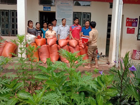 Bản Mông nghèo gom tiền, gạo, thóc cho giáo viên vùng lũ Điện Biên - Ảnh 1. Bản Mông nghèo gom tiền, gạo, thóc cho giáo viên vùng lũ Điện Biên - Ảnh 1.