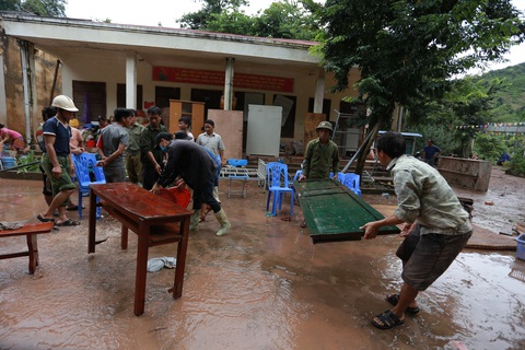 Bản Mông nghèo gom tiền, gạo, thóc cho giáo viên vùng lũ Điện Biên - Ảnh 5. Bản Mông nghèo gom tiền, gạo, thóc cho giáo viên vùng lũ Điện Biên - Ảnh 5.