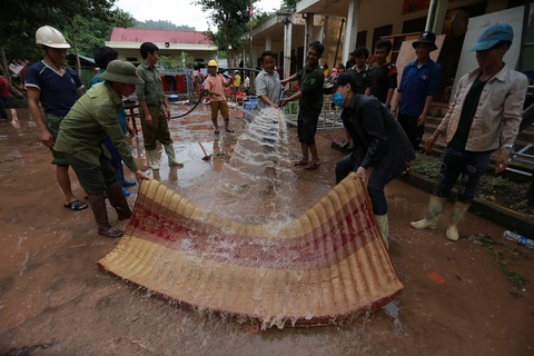 Bản Mông nghèo gom tiền, gạo, thóc cho giáo viên vùng lũ Điện Biên - Ảnh 8. Bản Mông nghèo gom tiền, gạo, thóc cho giáo viên vùng lũ Điện Biên - Ảnh 8.
