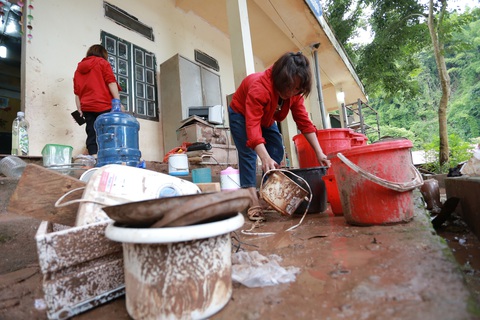 Bản Mông nghèo gom tiền, gạo, thóc cho giáo viên vùng lũ Điện Biên - Ảnh 7. Bản Mông nghèo gom tiền, gạo, thóc cho giáo viên vùng lũ Điện Biên - Ảnh 7.