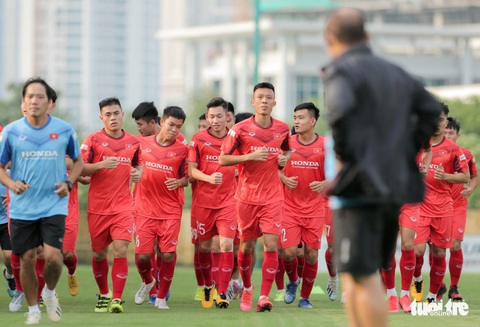 Trợ lý Lee Young Jin hò hét, chỉ tình huống cho cầu thủ U22 Việt Nam - Ảnh 1. Trợ lý Lee Young Jin hò hét, chỉ tình huống cho cầu thủ U22 Việt Nam - Ảnh 1.