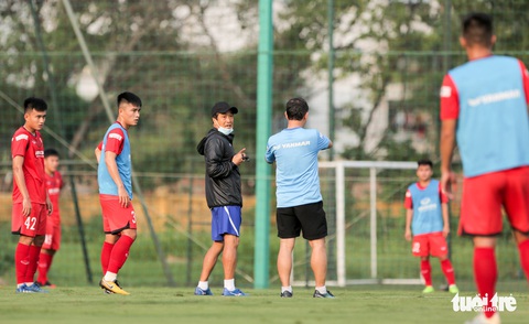 Trợ lý Lee Young Jin hò hét, chỉ tình huống cho cầu thủ U22 Việt Nam - Ảnh 2. Trợ lý Lee Young Jin hò hét, chỉ tình huống cho cầu thủ U22 Việt Nam - Ảnh 2.