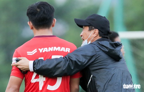 Trợ lý Lee Young Jin hò hét, chỉ tình huống cho cầu thủ U22 Việt Nam - Ảnh 3. Trợ lý Lee Young Jin hò hét, chỉ tình huống cho cầu thủ U22 Việt Nam - Ảnh 3.