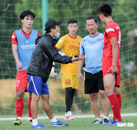 Trợ lý Lee Young Jin hò hét, chỉ tình huống cho cầu thủ U22 Việt Nam - Ảnh 5. Trợ lý Lee Young Jin hò hét, chỉ tình huống cho cầu thủ U22 Việt Nam - Ảnh 5.