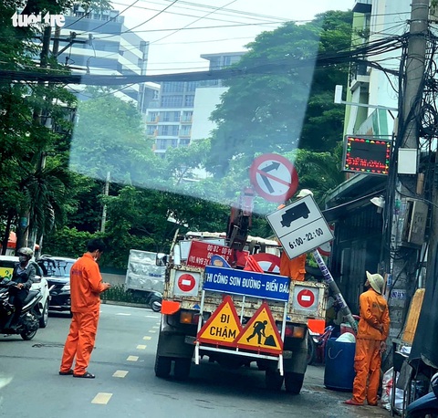 Vụ bít đường vào kho hàng Tân Sơn Nhất: Đã gỡ biển báo hạn chế xe tải - Ảnh 1. Vụ bít đường vào kho hàng Tân Sơn Nhất: Đã gỡ biển báo hạn chế xe tải - Ảnh 1.