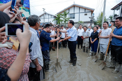 Lũ ngập Trùng Khánh, xe hơi bị gói trong bao nhựa - Ảnh 4. Lũ ngập Trùng Khánh, xe hơi bị gói trong bao nhựa - Ảnh 4.
