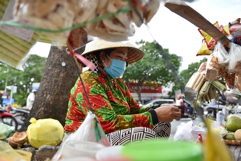 Hàng rong thêm lao đao vì dịch - Ảnh 1. Hàng rong thêm lao đao vì dịch - Ảnh 1.