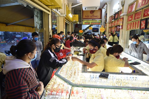Vì sao vàng thế giới rớt mạnh nhưng trong nước vẫn neo ở mức cao? - Ảnh 1. Vì sao vàng thế giới rớt mạnh nhưng trong nước vẫn neo ở mức cao? - Ảnh 1.