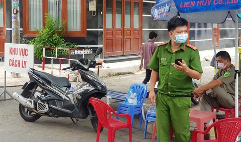 Phong tỏa 17 nhà ở quận Tân Phú vì có người tái dương tính COVID-19 - Ảnh 4. Phong tỏa 17 nhà ở quận Tân Phú vì có người tái dương tính COVID-19 - Ảnh 4.