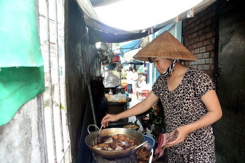 Hàng rong thêm lao đao vì dịch - Ảnh 4. Hàng rong thêm lao đao vì dịch - Ảnh 4.