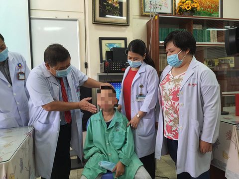 Phẫu thuật thành công u sợi mạch vòm mũi họng chưa bao giờ thấy cho bé trai 13 tuổi - Ảnh 2. Phẫu thuật thành công u sợi mạch vòm mũi họng chưa bao giờ thấy cho bé trai 13 tuổi - Ảnh 2.