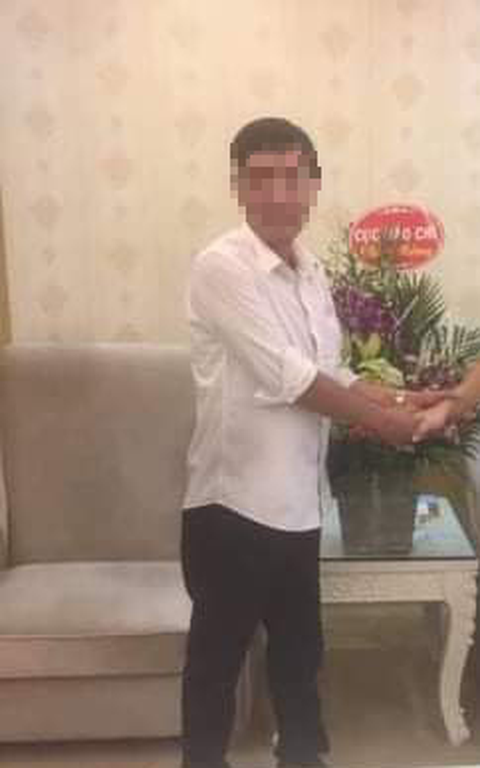 Giả danh người của Cục Báo chí mang lẵng hoa tặng công an tỉnh - Ảnh 1. Giả danh người của Cục Báo chí mang lẵng hoa tặng công an tỉnh - Ảnh 1.