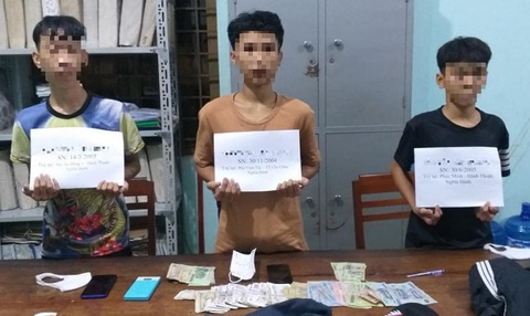 3 học sinh giả ghi đề rồi giựt tiền chủ đề, công an xử lý luôn... hai bên - Ảnh 1. 3 học sinh giả ghi đề rồi giựt tiền chủ đề, công an xử lý luôn... hai bên - Ảnh 1.