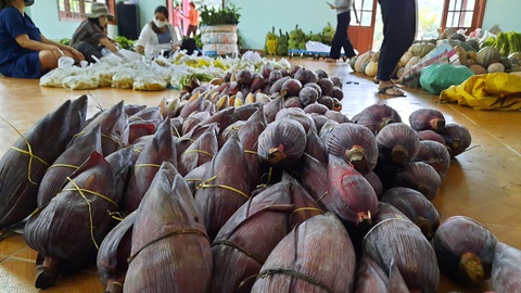 Cậu bé chân trần vác khúc măng rừng gửi miền xuôi chống dịch - Ảnh 6. Cậu bé chân trần vác khúc măng rừng gửi miền xuôi chống dịch - Ảnh 6.