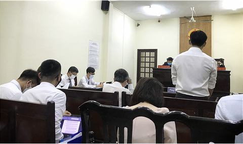 Đóng cửa siêu thị Auchan: Người đòi tiền, kẻ nói không vi phạm - Ảnh 1. Đóng cửa siêu thị Auchan: Người đòi tiền, kẻ nói không vi phạm - Ảnh 1.