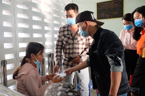 Kêu gọi giúp anh Tâm bắt rắn đóng học phí cho con, một ngày được 100 triệu đồng - Ảnh 3. Kêu gọi giúp anh Tâm bắt rắn đóng học phí cho con, một ngày được 100 triệu đồng - Ảnh 3.