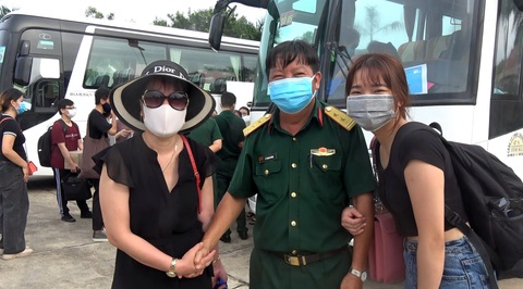 Buổi chia tay đầy xúc động tại khu cách ly của quân đội - Ảnh 3. Buổi chia tay đầy xúc động tại khu cách ly của quân đội - Ảnh 3.