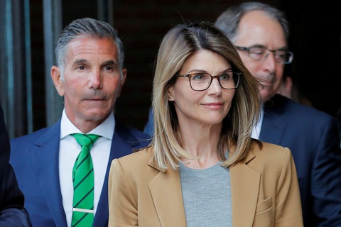 Nữ diễn viên Lori Loughlin bị phạt 2 tháng tù vì chạy trường cho con - Ảnh 1. Nữ diễn viên Lori Loughlin bị phạt 2 tháng tù vì chạy trường cho con - Ảnh 1.