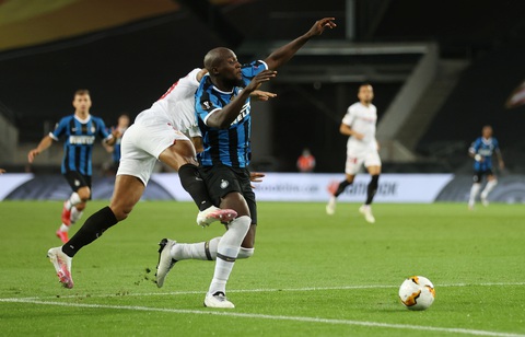 Khoảnh khắc Lukaku từ người hùng hóa tội đồ ở chung kết - Ảnh 1. Khoảnh khắc Lukaku từ người hùng hóa tội đồ ở chung kết - Ảnh 1.