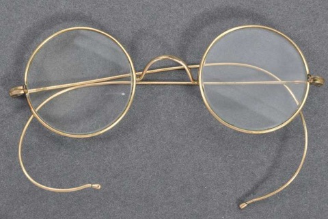 Kính của lãnh tụ Ấn Độ Mahatma Gandhi được đấu giá tới 340.000 USD - Ảnh 1. Kính của lãnh tụ Ấn Độ Mahatma Gandhi được đấu giá tới 340.000 USD - Ảnh 1.