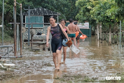 Nước sông Hồng dâng cao, người dân vẫn ra tắm - Ảnh 7. Nước sông Hồng dâng cao, người dân vẫn ra tắm - Ảnh 7.