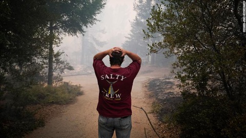 Sét đánh gây 560 đám cháy rừng khắp California, cứu hỏa chật vật vì thiếu người - Ảnh 10. Sét đánh gây 560 đám cháy rừng khắp California, cứu hỏa chật vật vì thiếu người - Ảnh 10.