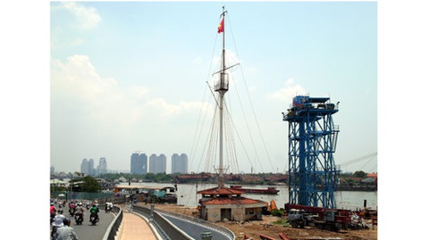TP.HCM trùng tu cột cờ Thủ Ngữ 155 tuổi - Ảnh 1. TP.HCM trùng tu cột cờ Thủ Ngữ 155 tuổi - Ảnh 1.