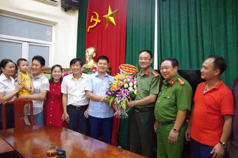 Mẹ bé trai bị bắt cóc: Khi con mất tích đau khổ bao nhiêu, tìm thấy con vui sướng bấy nhiêu - Ảnh 3. Mẹ bé trai bị bắt cóc: Khi con mất tích đau khổ bao nhiêu, tìm thấy con vui sướng bấy nhiêu - Ảnh 3.