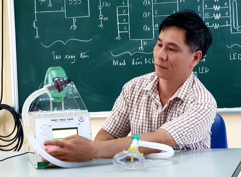 Thầy giáo trường nghề làm máy trợ thở - Ảnh 1. Thầy giáo trường nghề làm máy trợ thở - Ảnh 1.