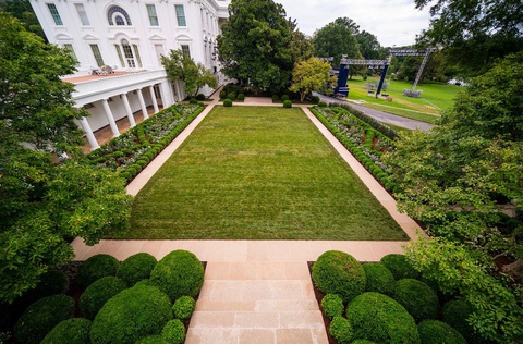 Vườn hồng Nhà Trắng của bà Melania Trump bị chê buồn chán - Ảnh 3. Vườn hồng Nhà Trắng của bà Melania Trump bị chê buồn chán - Ảnh 3.