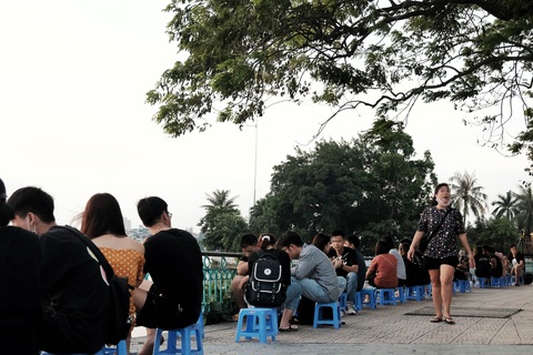 Phố đi bộ tạm dừng, người dân dồn ra Hồ Tây ngày cuối tuần mặc kệ COVID-19 - Ảnh 3. Phố đi bộ tạm dừng, người dân dồn ra Hồ Tây ngày cuối tuần mặc kệ COVID-19 - Ảnh 3.