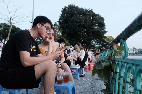 Phố đi bộ tạm dừng, người dân dồn ra Hồ Tây ngày cuối tuần mặc kệ COVID-19 - Ảnh 5. Phố đi bộ tạm dừng, người dân dồn ra Hồ Tây ngày cuối tuần mặc kệ COVID-19 - Ảnh 5.