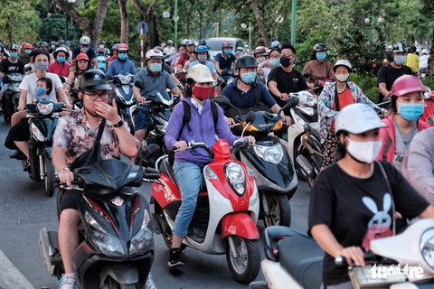 Phố đi bộ tạm dừng, người dân dồn ra Hồ Tây ngày cuối tuần mặc kệ COVID-19 - Ảnh 2. Phố đi bộ tạm dừng, người dân dồn ra Hồ Tây ngày cuối tuần mặc kệ COVID-19 - Ảnh 2.