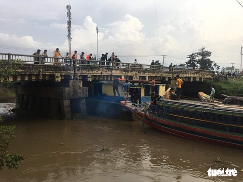Bơm nước vào để giải cứu sà lan mắc kẹt tại cầu Ông Vẽ - Ảnh 1. Bơm nước vào để giải cứu sà lan mắc kẹt tại cầu Ông Vẽ - Ảnh 1.