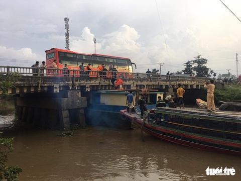 Bơm nước vào để giải cứu sà lan mắc kẹt tại cầu Ông Vẽ - Ảnh 3. Bơm nước vào để giải cứu sà lan mắc kẹt tại cầu Ông Vẽ - Ảnh 3.