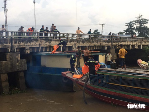 Bơm nước vào để giải cứu sà lan mắc kẹt tại cầu Ông Vẽ - Ảnh 4. Bơm nước vào để giải cứu sà lan mắc kẹt tại cầu Ông Vẽ - Ảnh 4.