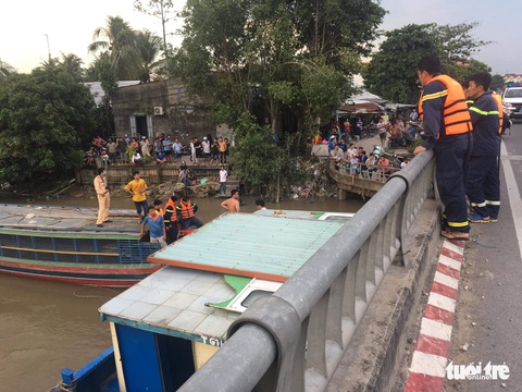 Bơm nước vào để giải cứu sà lan mắc kẹt tại cầu Ông Vẽ - Ảnh 5. Bơm nước vào để giải cứu sà lan mắc kẹt tại cầu Ông Vẽ - Ảnh 5.