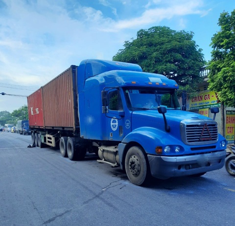 Xe máy bị cuốn vào gầm xe container, 2 người chết - Ảnh 1. Xe máy bị cuốn vào gầm xe container, 2 người chết - Ảnh 1.